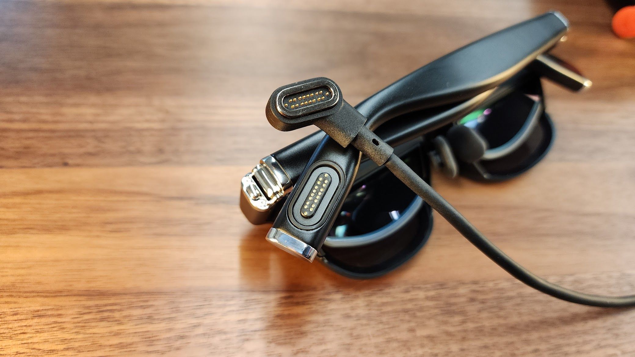 VITURE One's one-handed easy-snap magnetic port. (Courtesy: MMORPG.com)